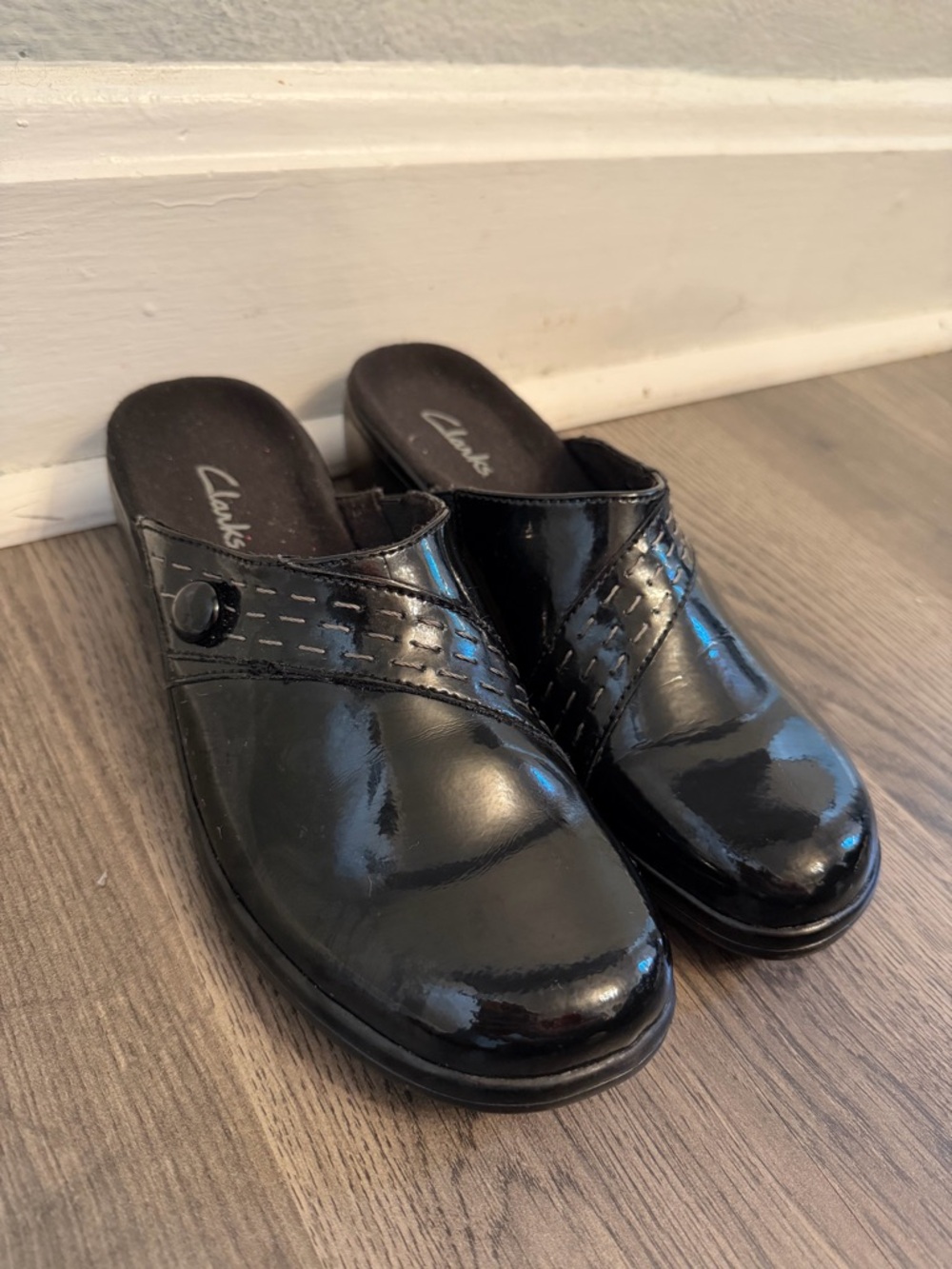 Clarks "Prairie Flower" Black Patent Leather Button Accent Mules 6.5